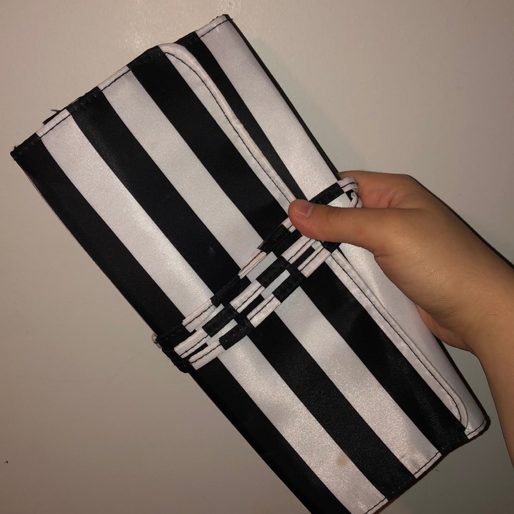 makeup brush holder